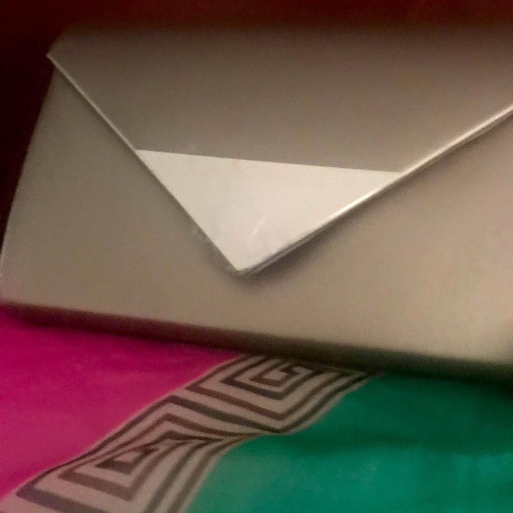 Clutch gold color with chain can be wear asa shoulder bag or as a clutch